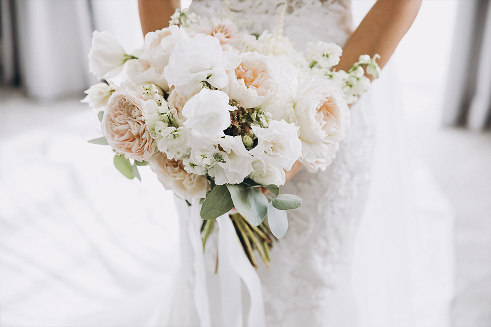Choose a gorgeous flower bouquet for your wedding to add a special touch.