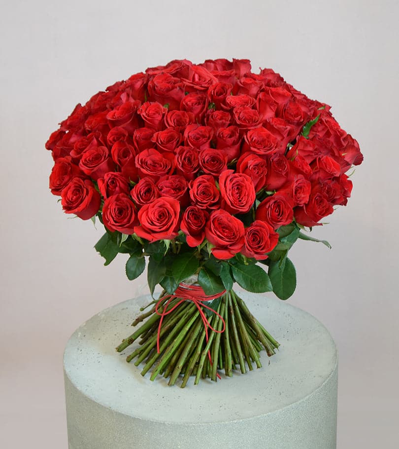 50 red roses holding - 800 Flower